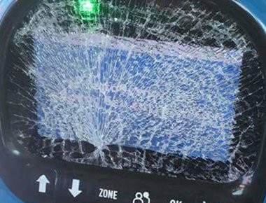 Οι άγνωστοι που βανδάλισαν τα ακυρωτικά μηχανήματα στην Γλυφάδα απείλησαν τον οδηγό